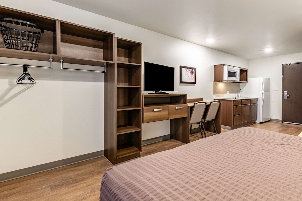 ROOM, QUEEN BED, BATHTUB, ACCESSIBLE