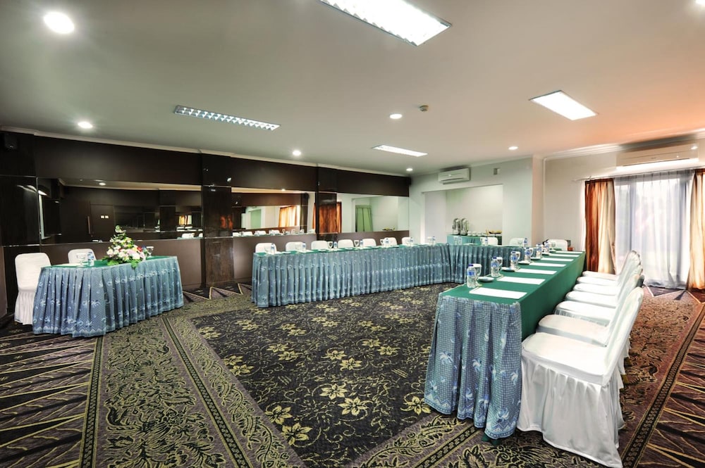 Palace Hotel Cipanas 12/39