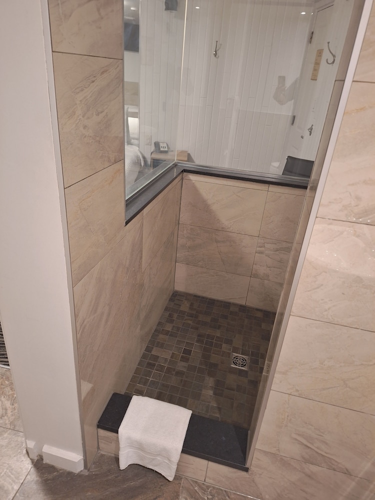 Super 8 by Wyndham Montreal 18/24