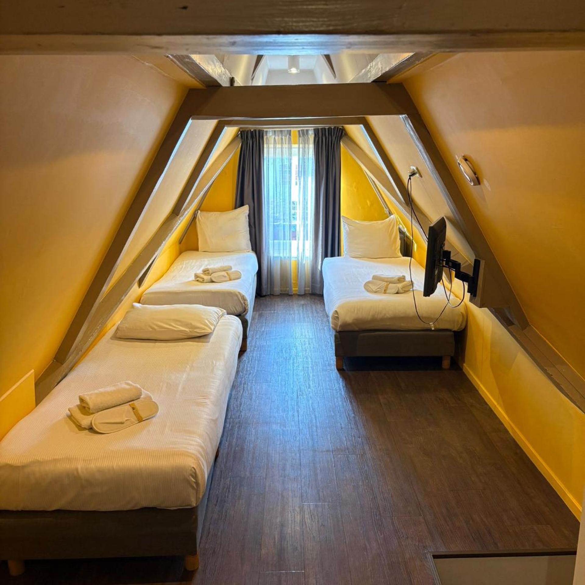Room, Triple, Attic