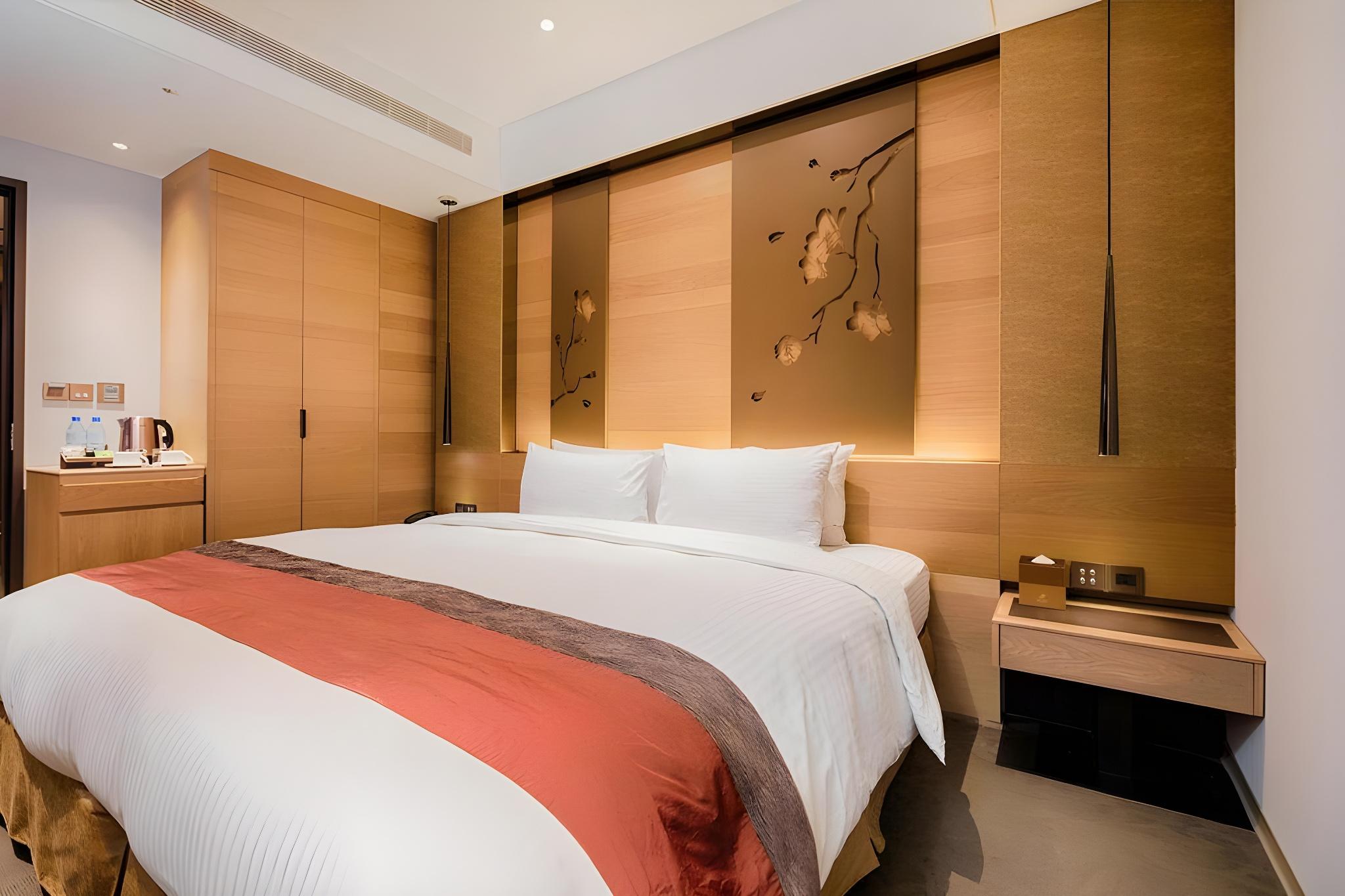 Classic, Double or Twin Bed, No Window, High Floor, Accessible