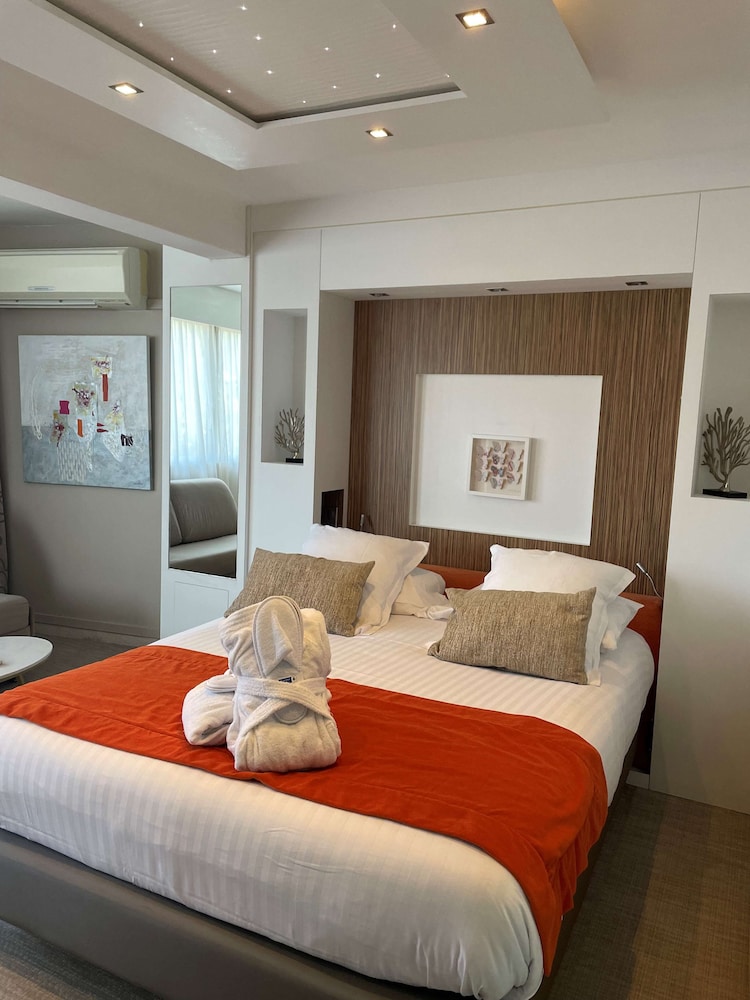 Superior, Queen Bed, Sea View, Sofa
