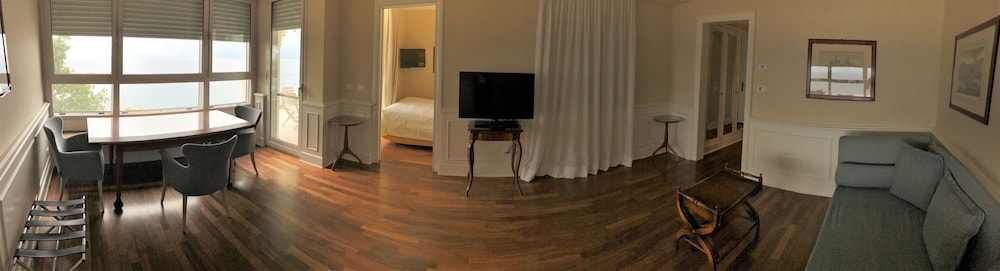 Hotel Riviera & Maximilians 37/61