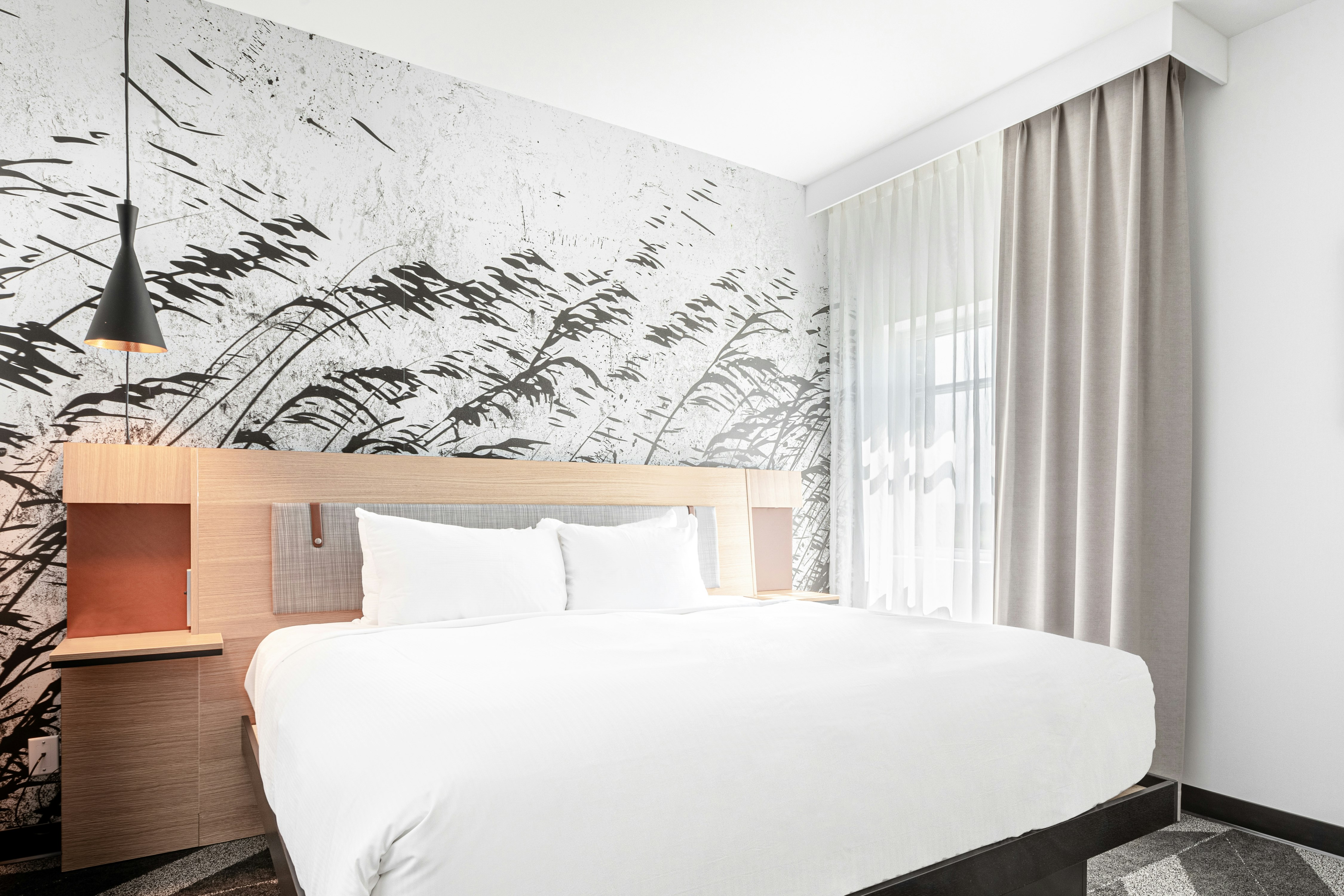 Fitness, King Bed، Doubletree By Hilton Quebec Resort 2/2