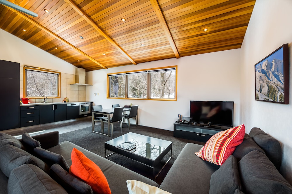 Phoenix Chalets 31/50