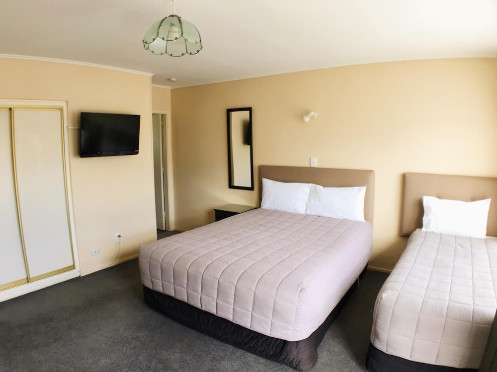 MERIVALE COURT MOTEL 9/30