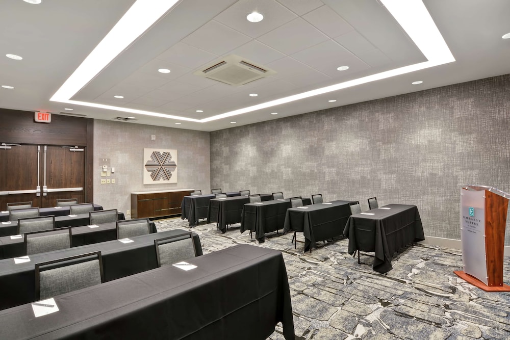 Embassy Suites by Hilton Minneapolis Airport 53/57