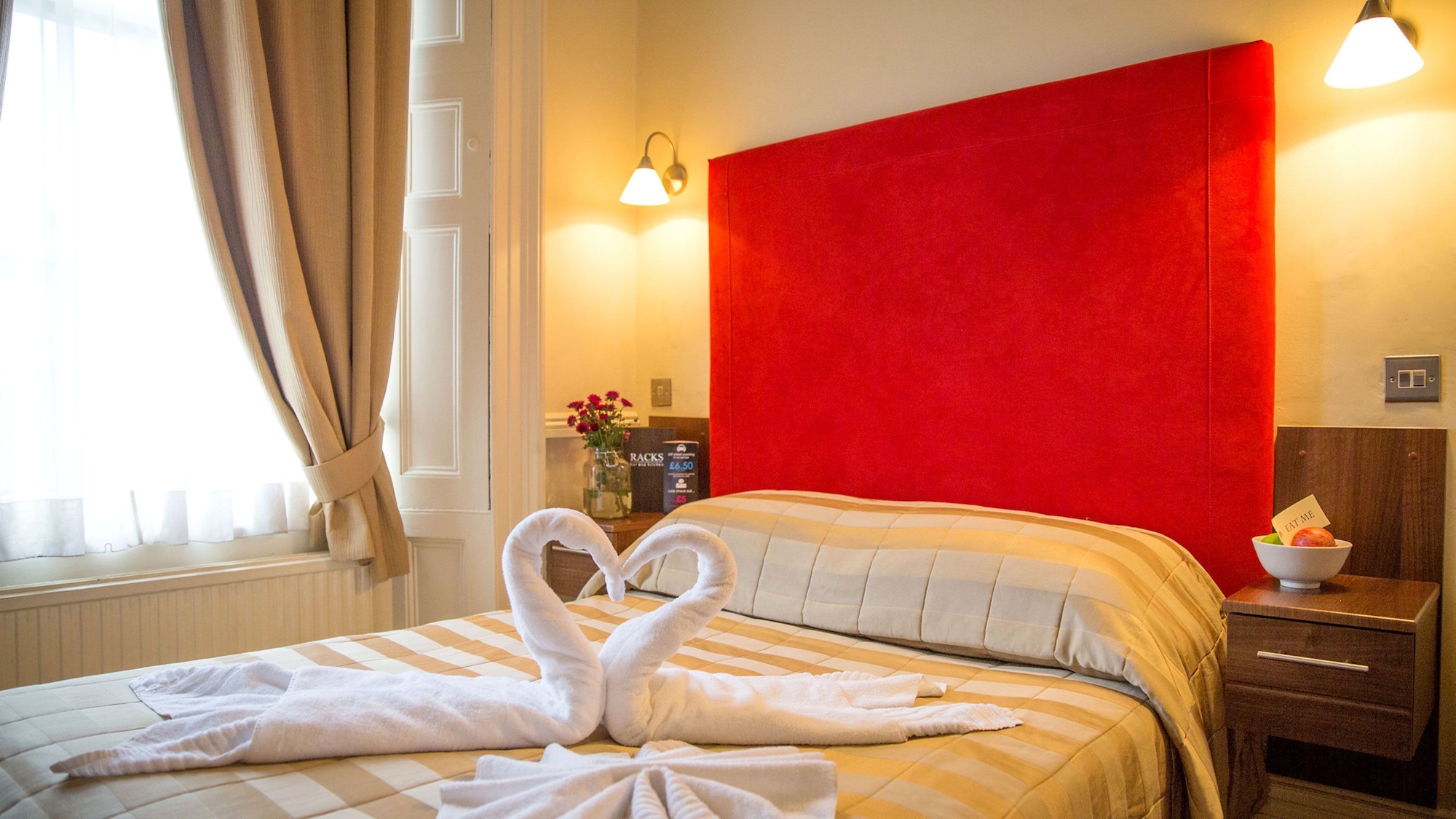 ROOM, DOUBLE BED