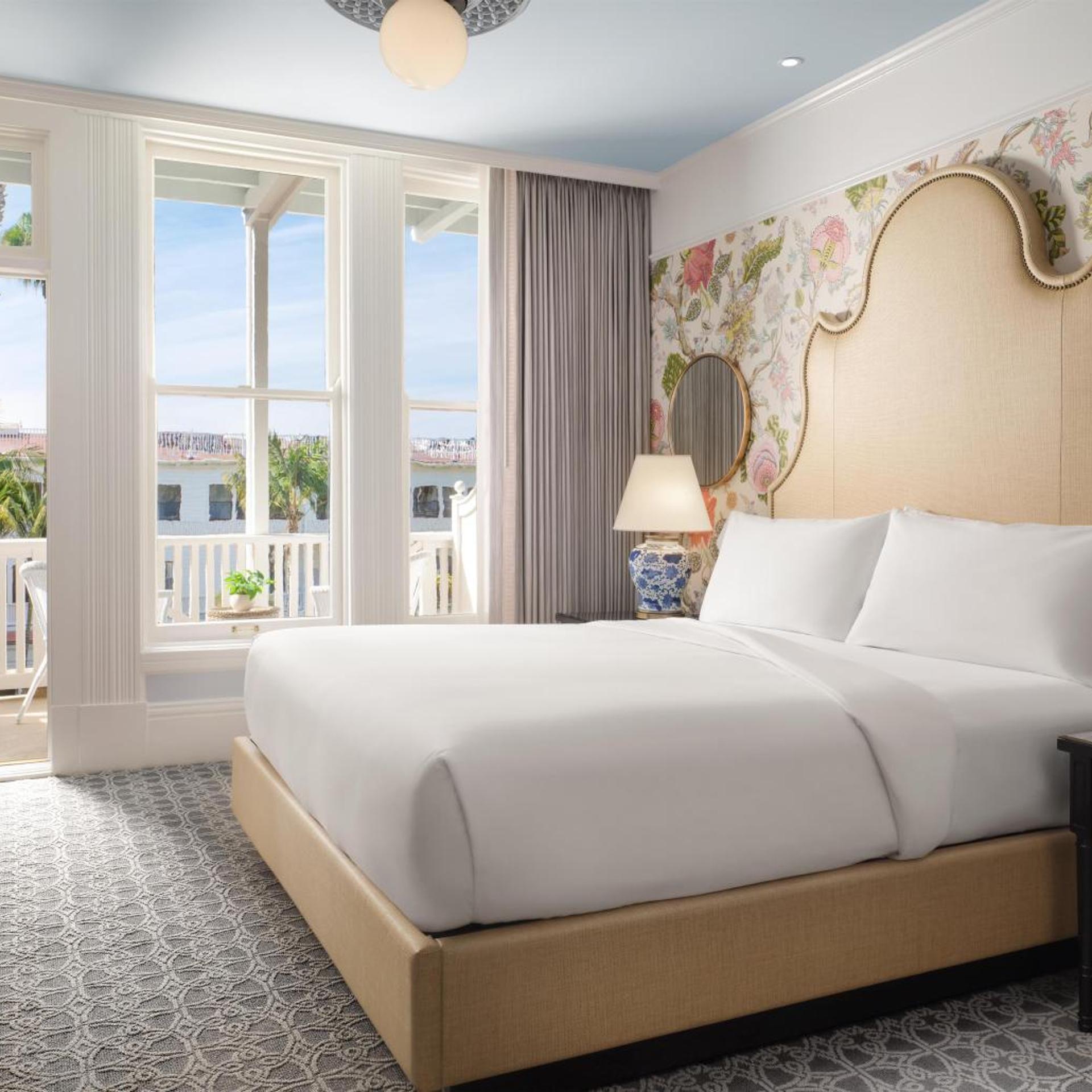 Victorian, King Bed, Courtyard View, Balcony
