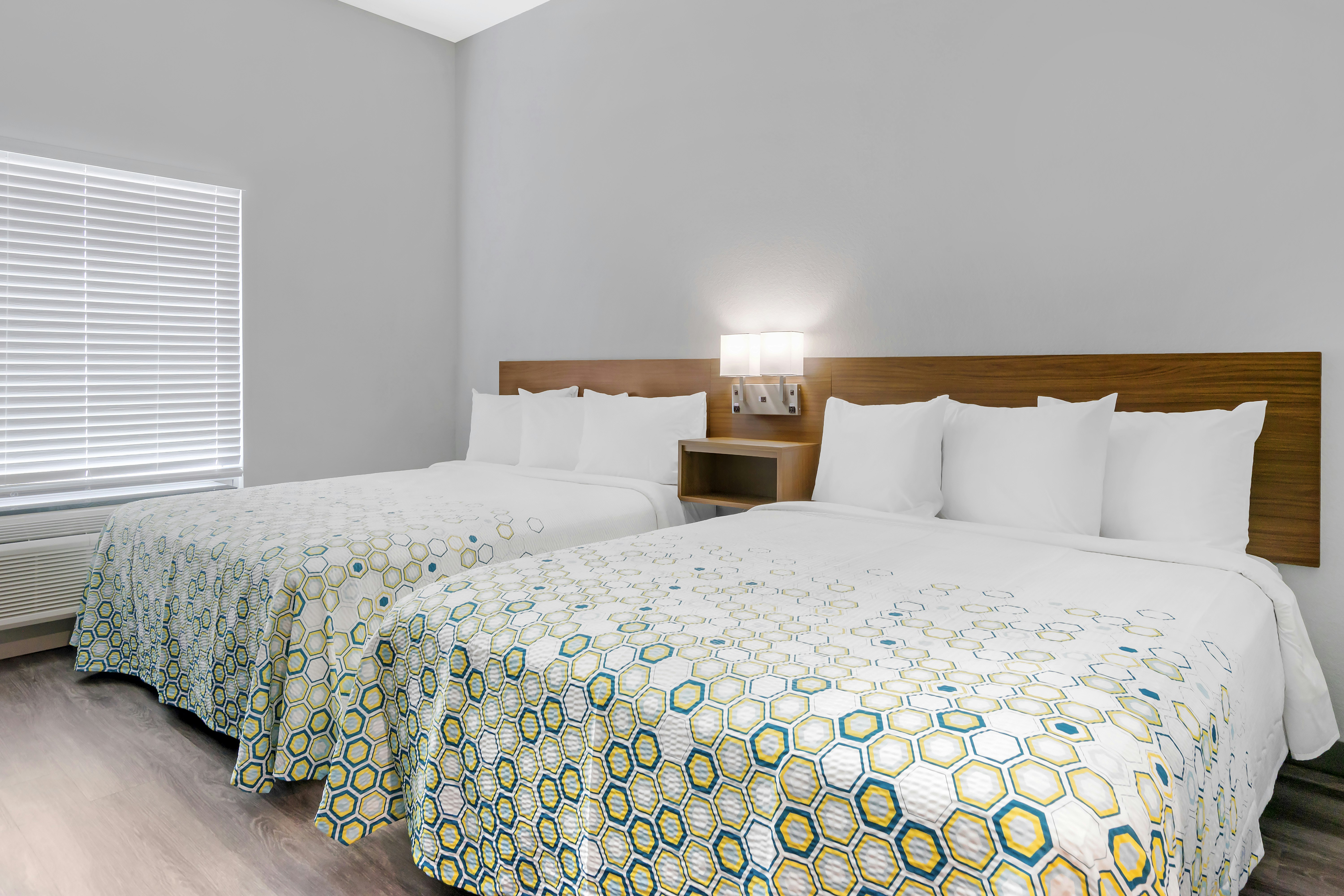 STUDIO, 2 QUEEN BEDS