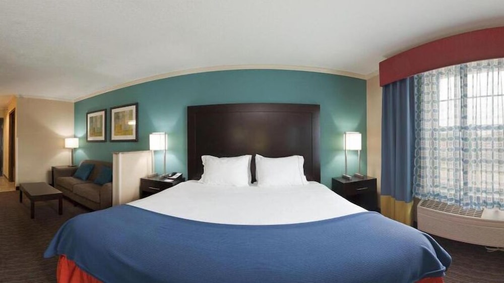 Holiday Inn Express Suites North Kansas City Ex Quality Inn Suites 15/52