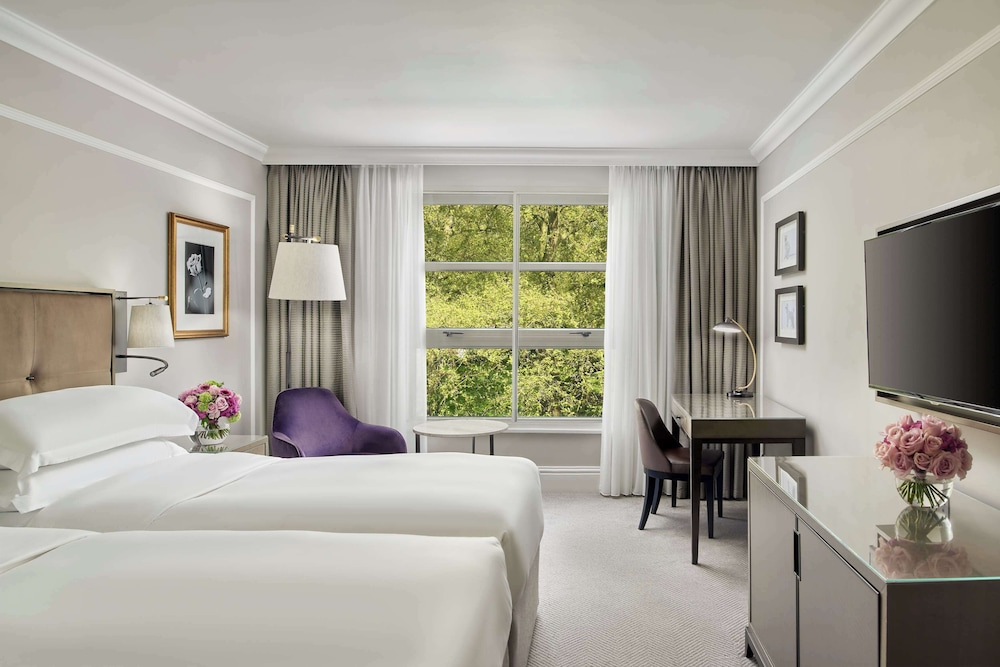CLUB, TWIN BEDS