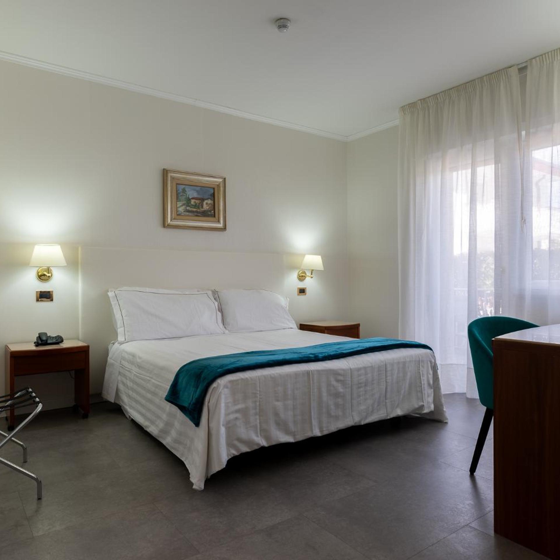 Room, Double or Twin Bed, Partial Lake View