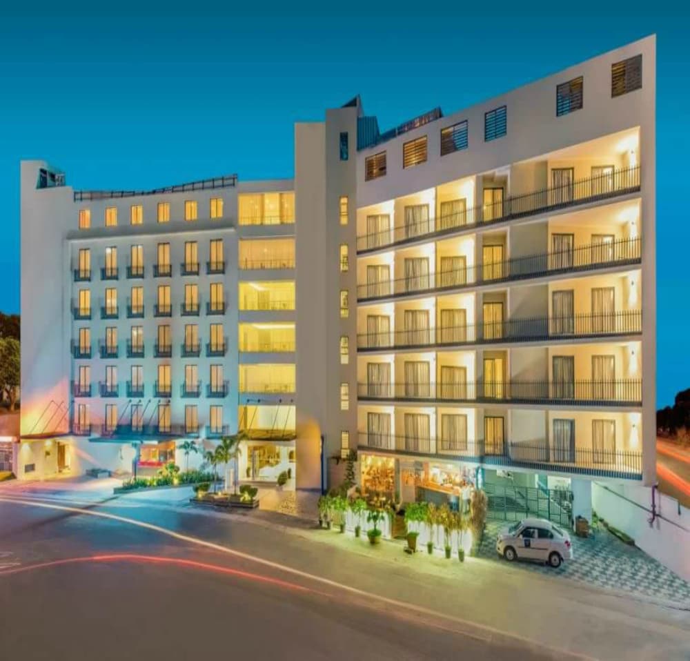 Hotel Deccan Serai 1/34