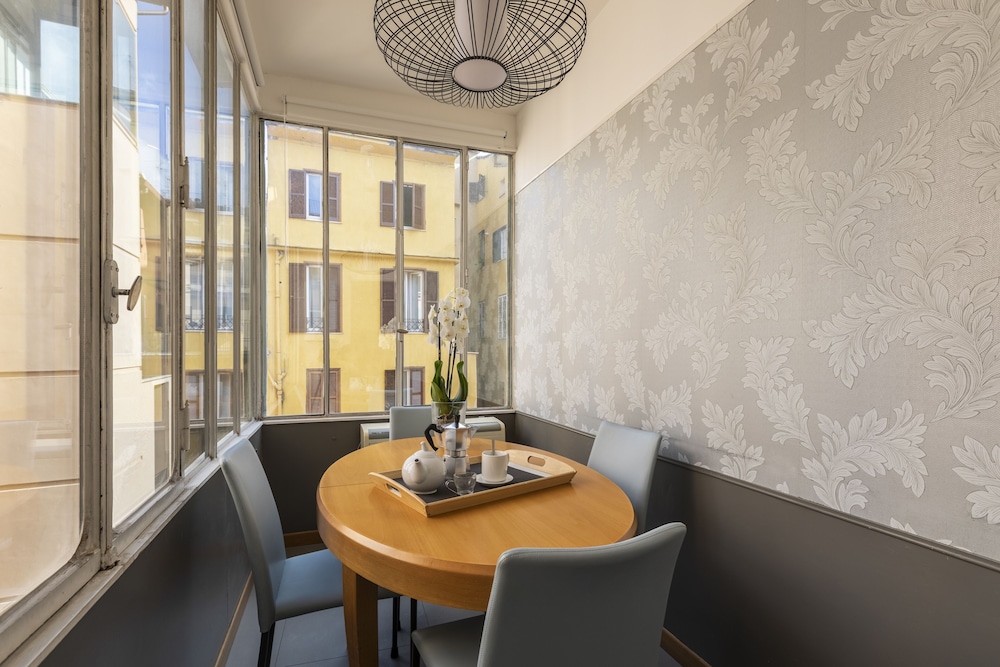 Rome Accommodation Condotti with terrace 30/50