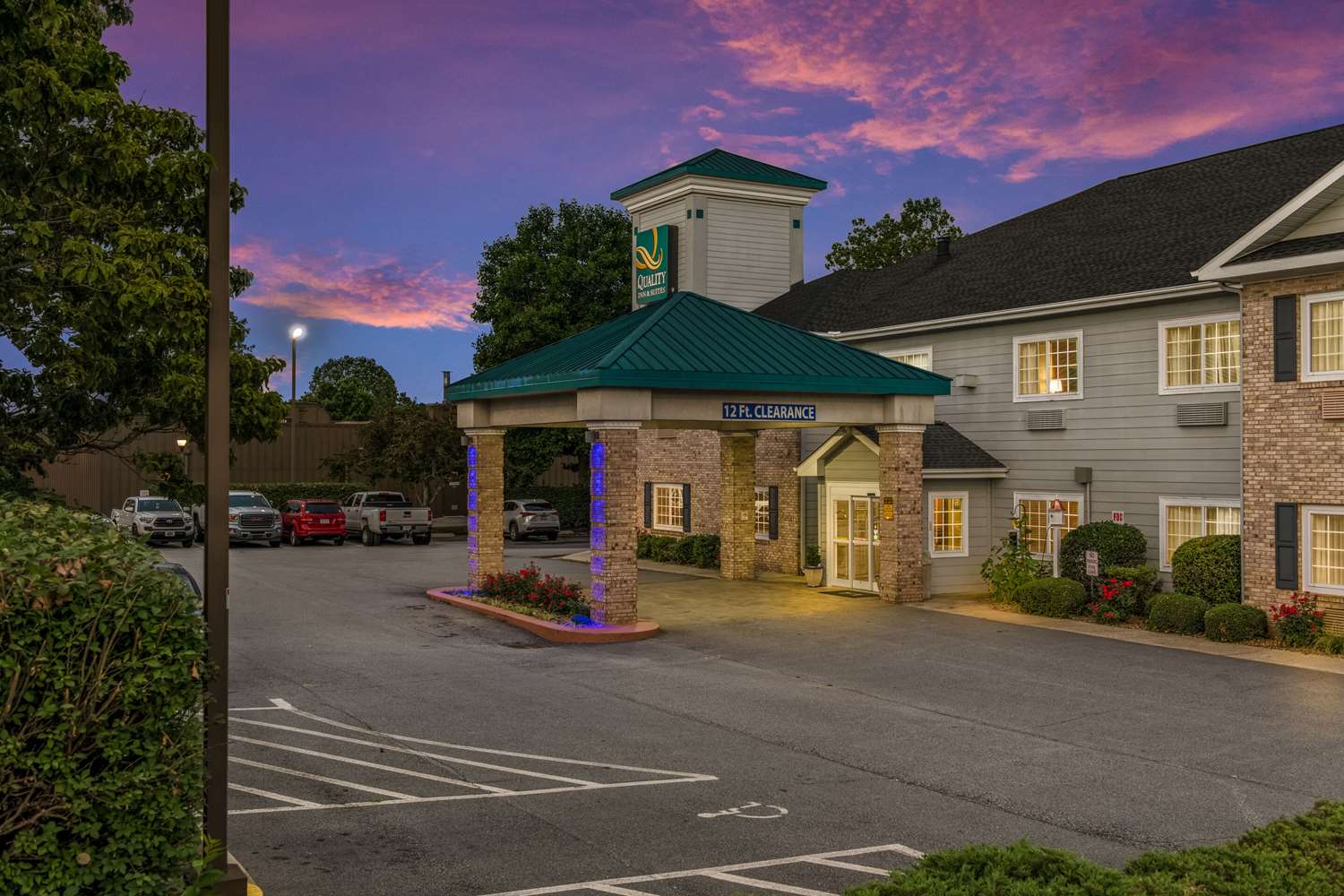 Quality Inn & Suites Hendersonville Flat Rock 27/29