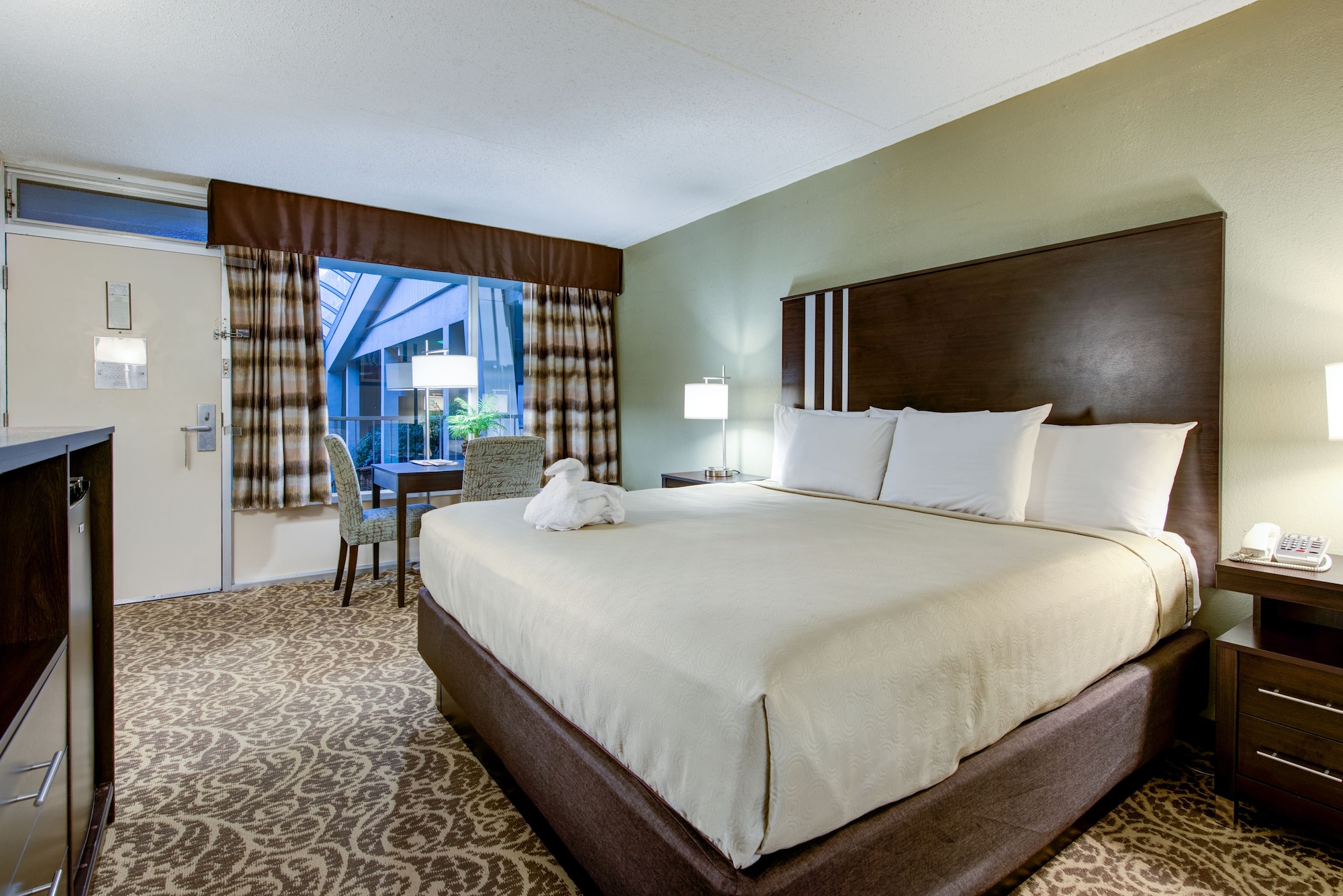 STANDARD, KING BED, POOL VIEW