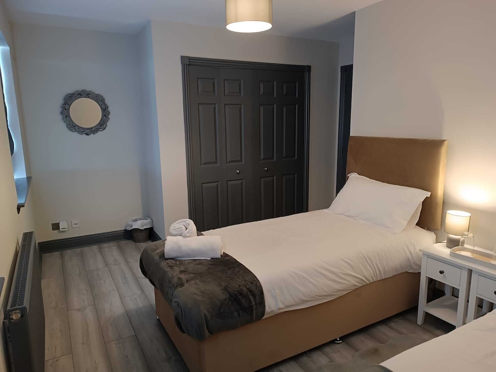 Standard, Twin Beds, Shared Bathroom