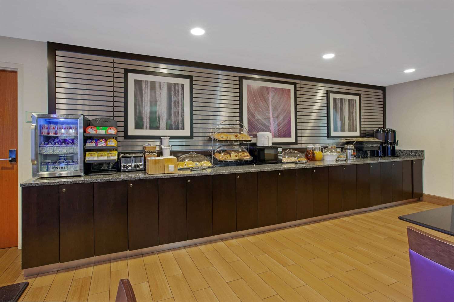 La Quinta Inn & Suites by Wyndham Detroit Metro Airport 42/55
