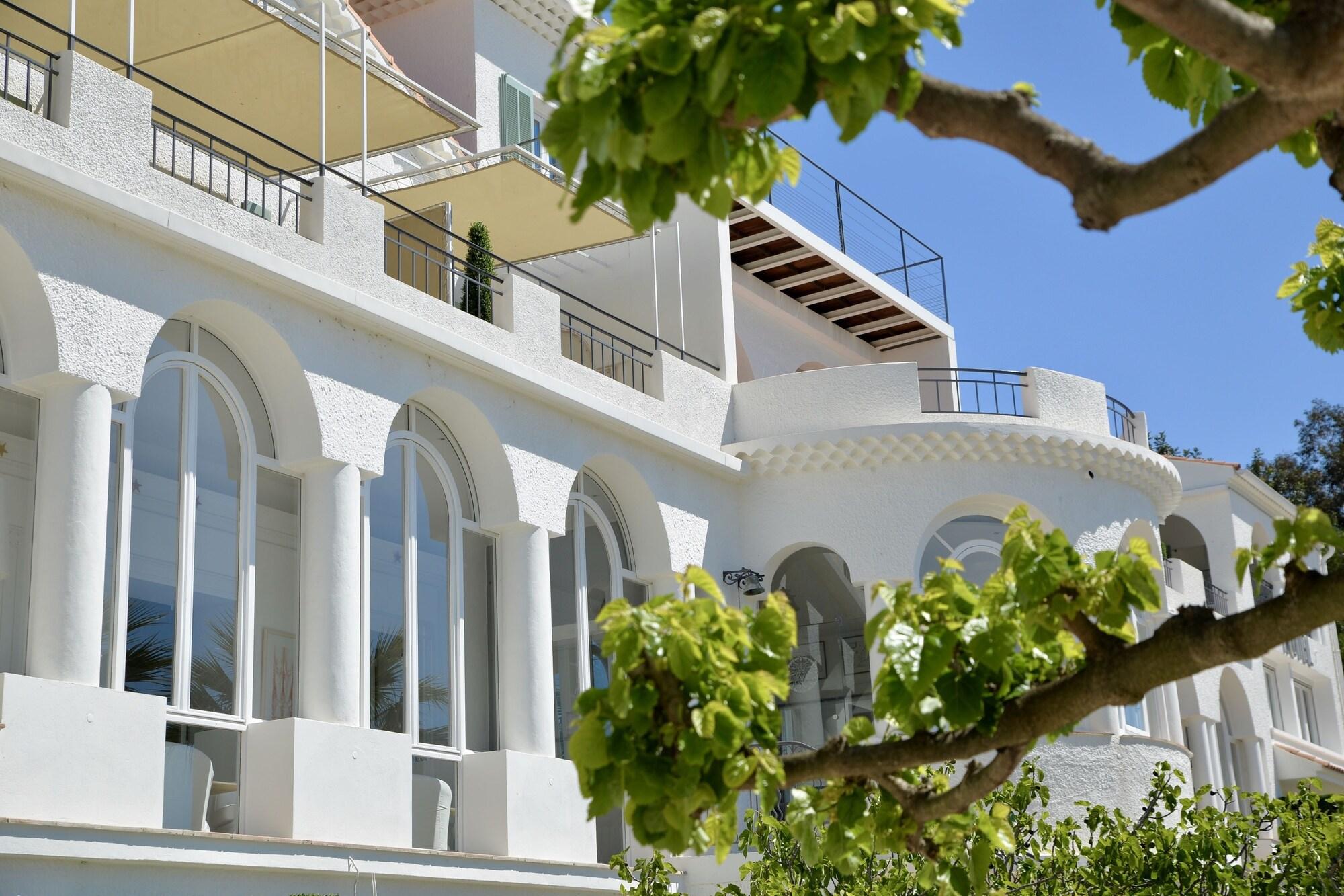 Auberge De La Calanque 2/50
