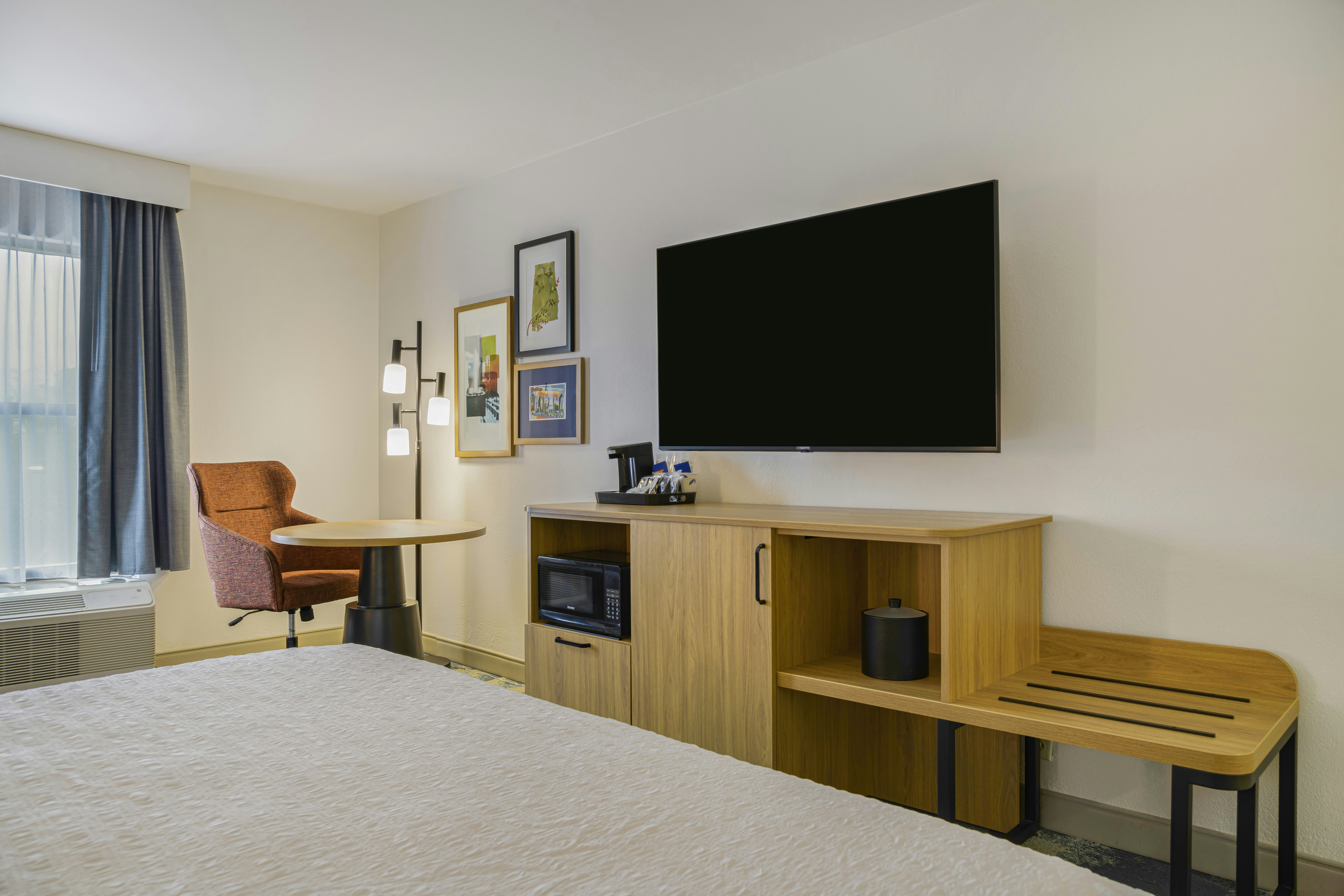 غرفة بسرير كينج مع أريكة، Hampton Inn Huntsville Arsenal/South Parkway 2/4