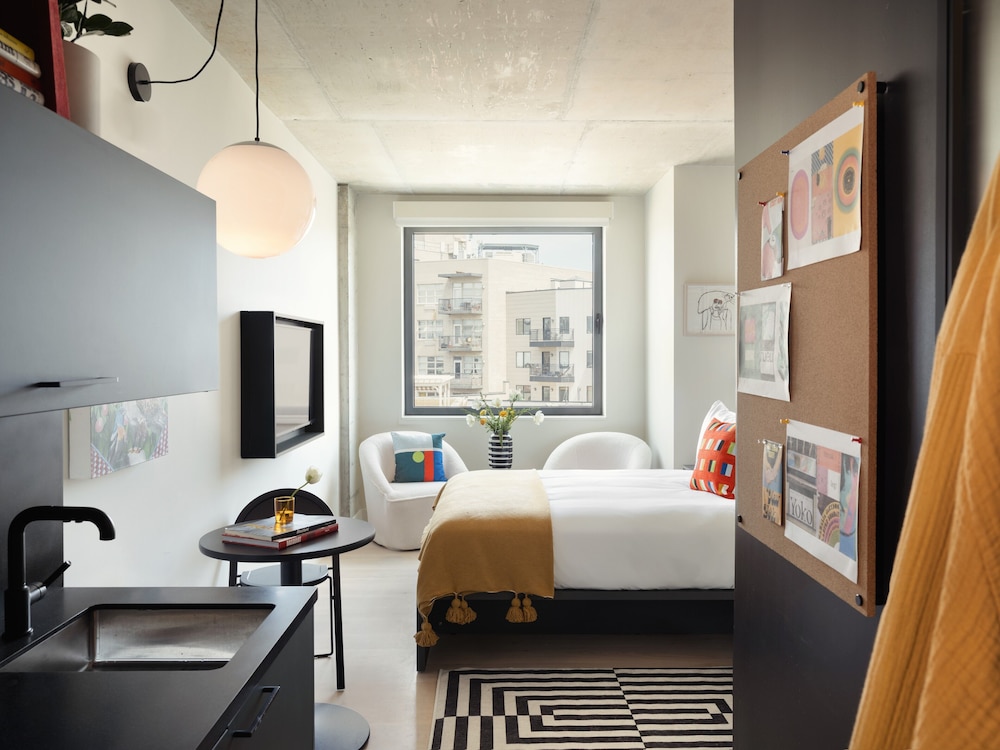 SUPREME, QUEEN BED, ACCESSIBLE