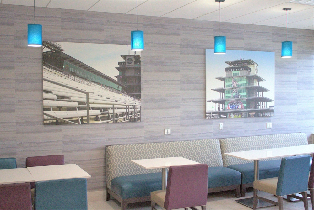 La Quinta Inn and Suites by Wyndham Indianapolis Downtown 3/50