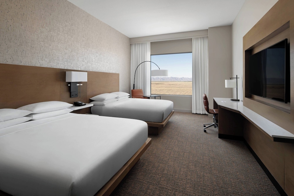 CLUB, 2 QUEEN BEDS