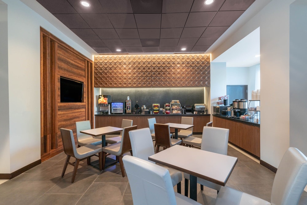 Courtyard by Marriott Seattle SeaTac Airport 31/49