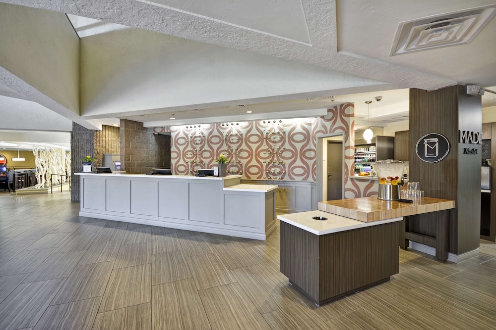 Lobby at Doubletree By Hilton Phoenix North, PHOENIX - AZ