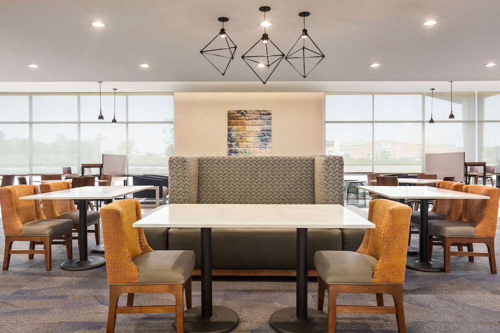 La Quinta Inn & Suites by Wyndham Mount Laurel / Moorestown 47/58