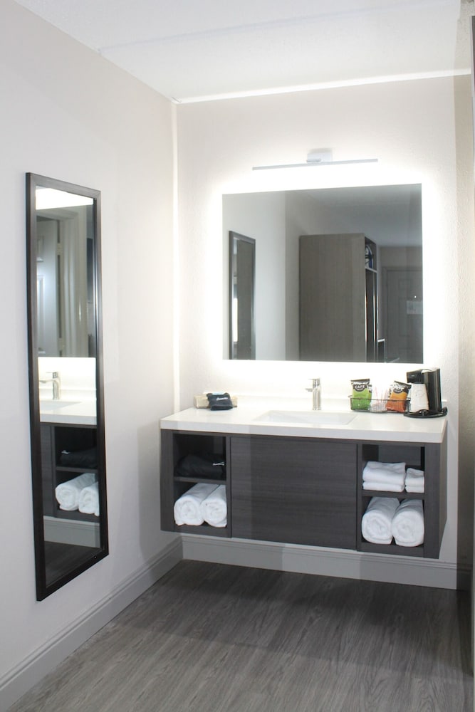 Angel Inn Near IMAX, a Travelodge by Wyndham 12/50