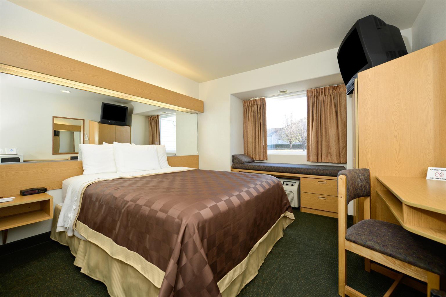 Flat, Queen Bed