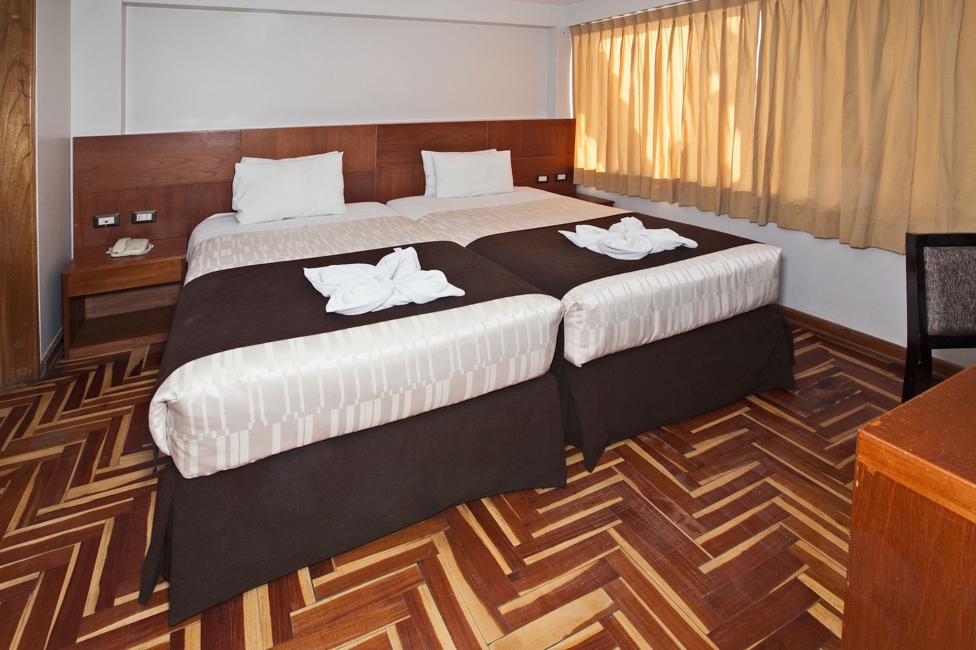 ROOM, TWIN BEDS