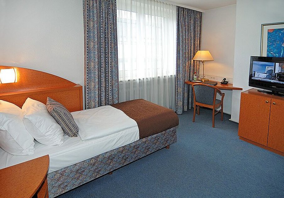 ROOM, SINGLE