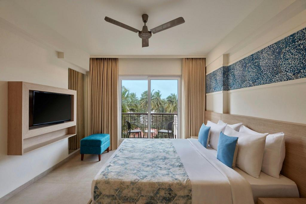 Suite, Queen Bed, Partial View