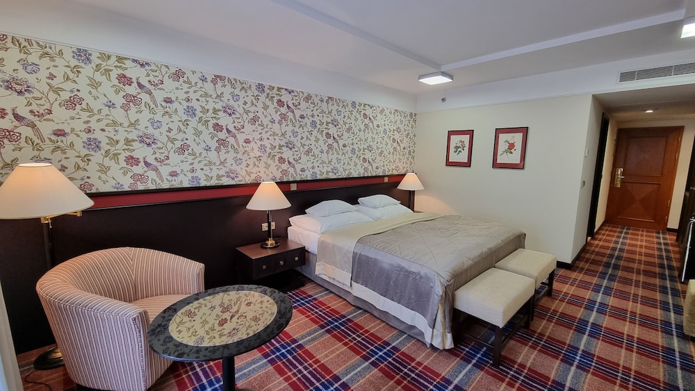 DELUXE, DOUBLE BED