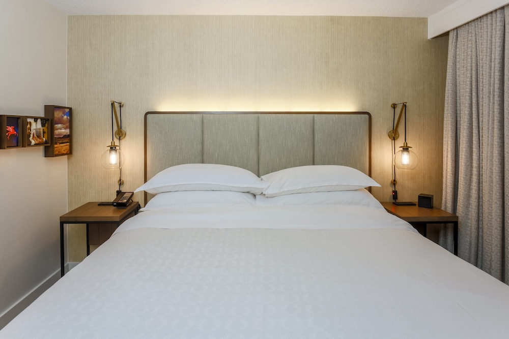 Sheraton Suites Market Center 5/49