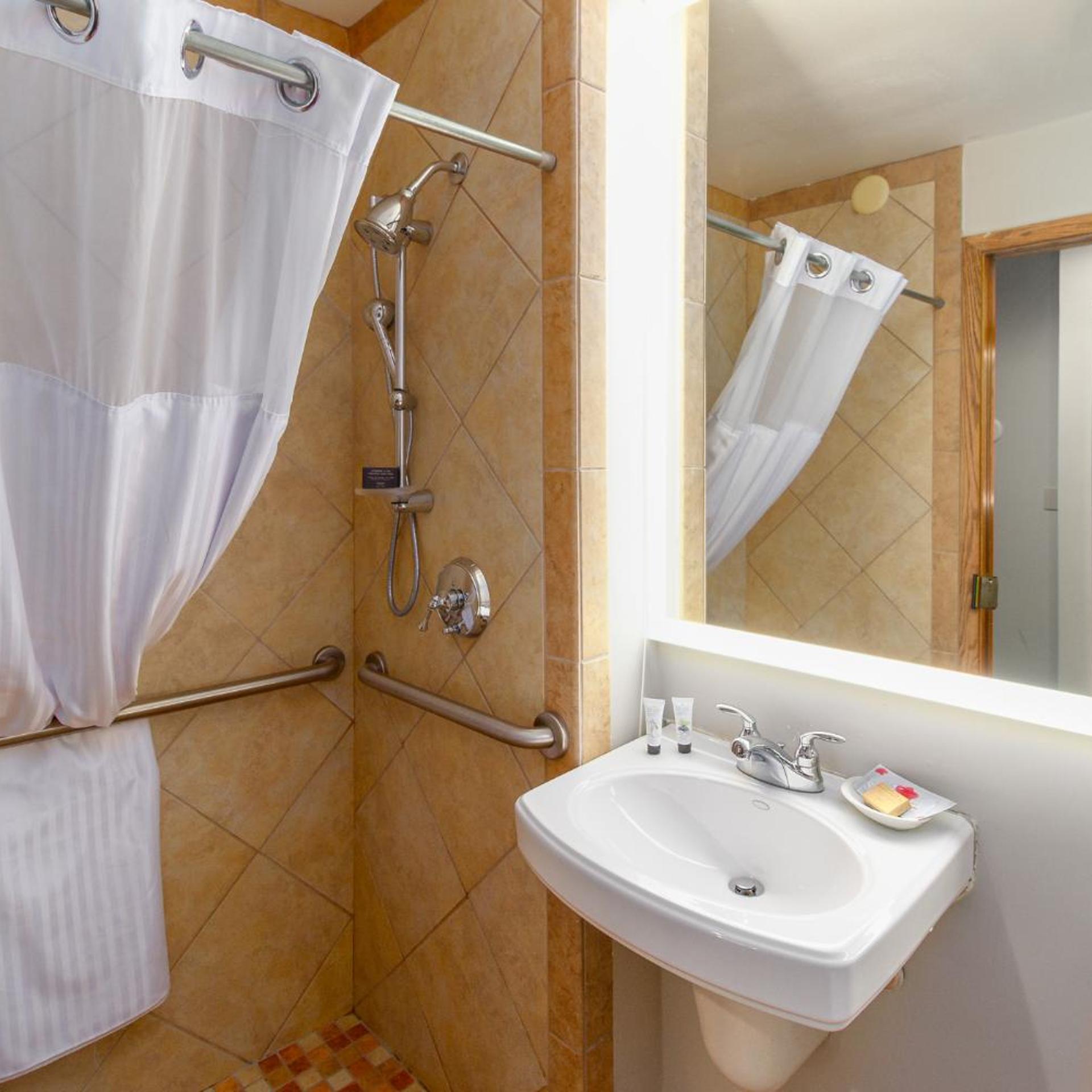 Deluxe, Queen Bed, River View, Accessible
