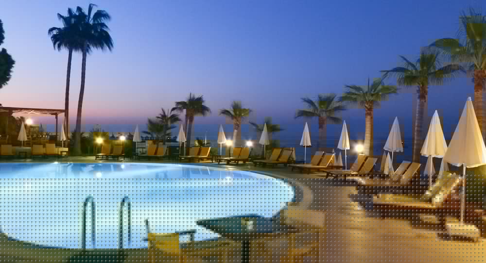Anitas Beach Hotel 28/32
