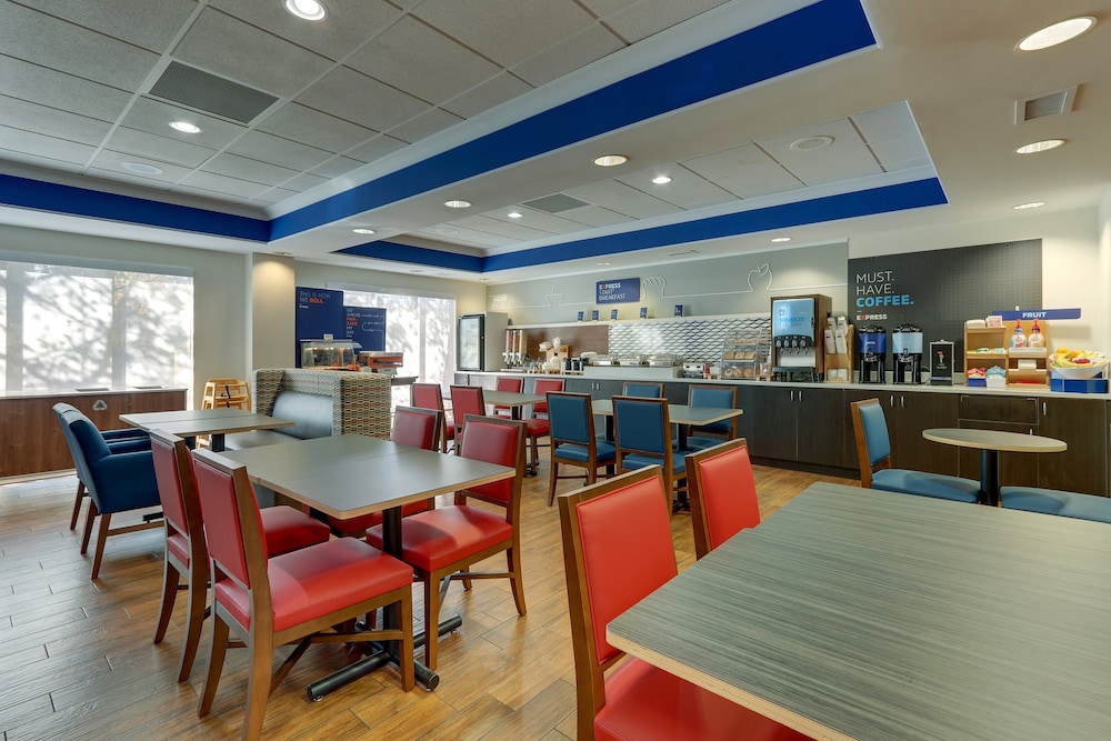 Holiday Inn Express & Suites Dayton-Centerville by IHG 38/52