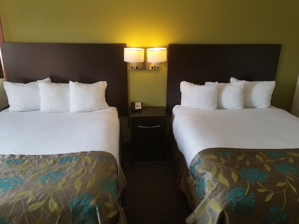 Baymont by Wyndham Eau Claire WI 7/27