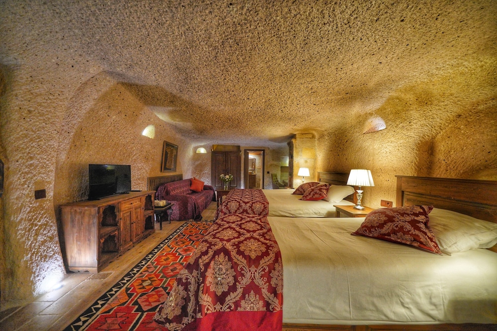 Cave, Diva, Suite, 1 Queen and 1 Single Bed