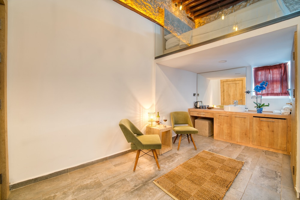 Avenue Hotel 3/46