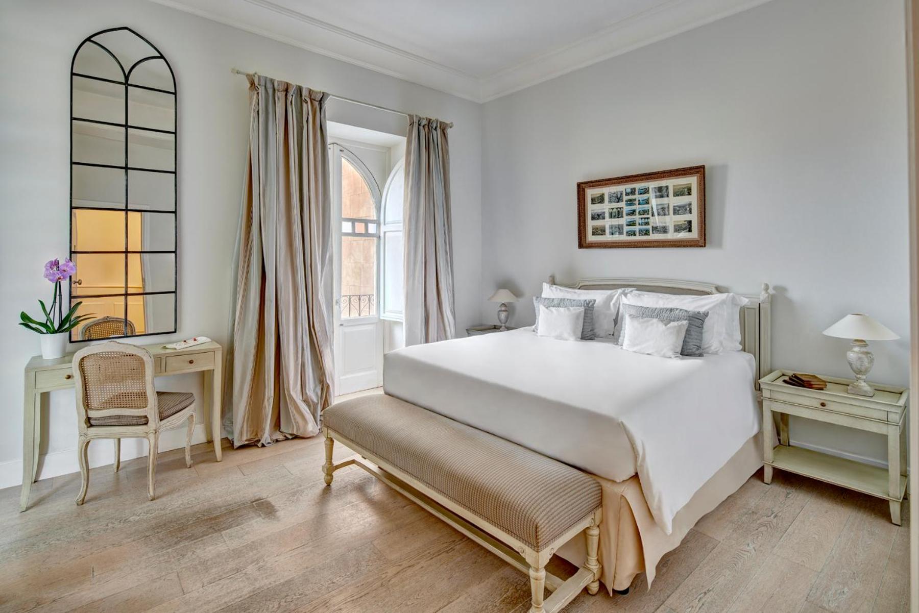 DELUXE, DOUBLE BED