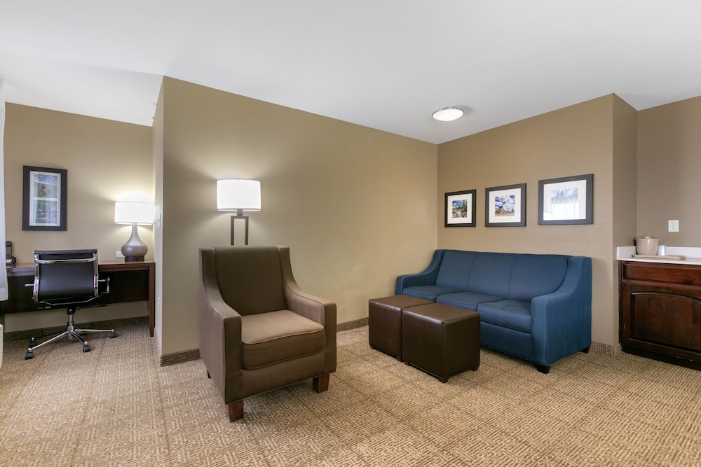 Comfort Inn & Suites Near University Of Wyoming 31/40