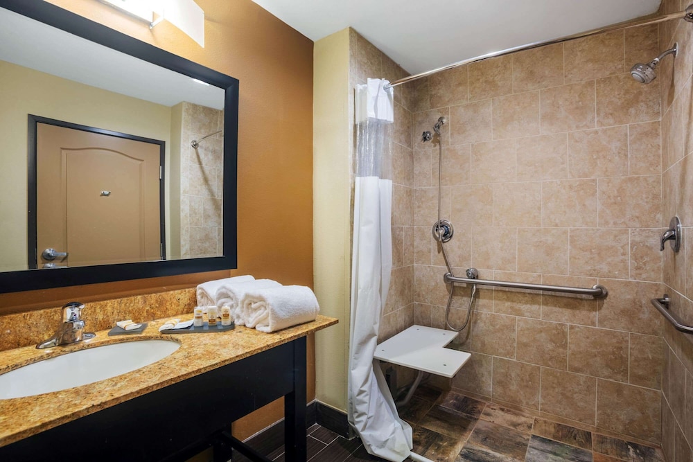 La Quinta Inn Suites Beeville 15/40