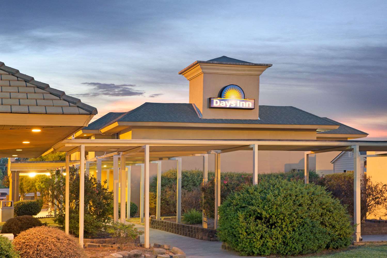 Days Inn By Wyndham Charlotte/Woodlawn Near Carowinds 1/12