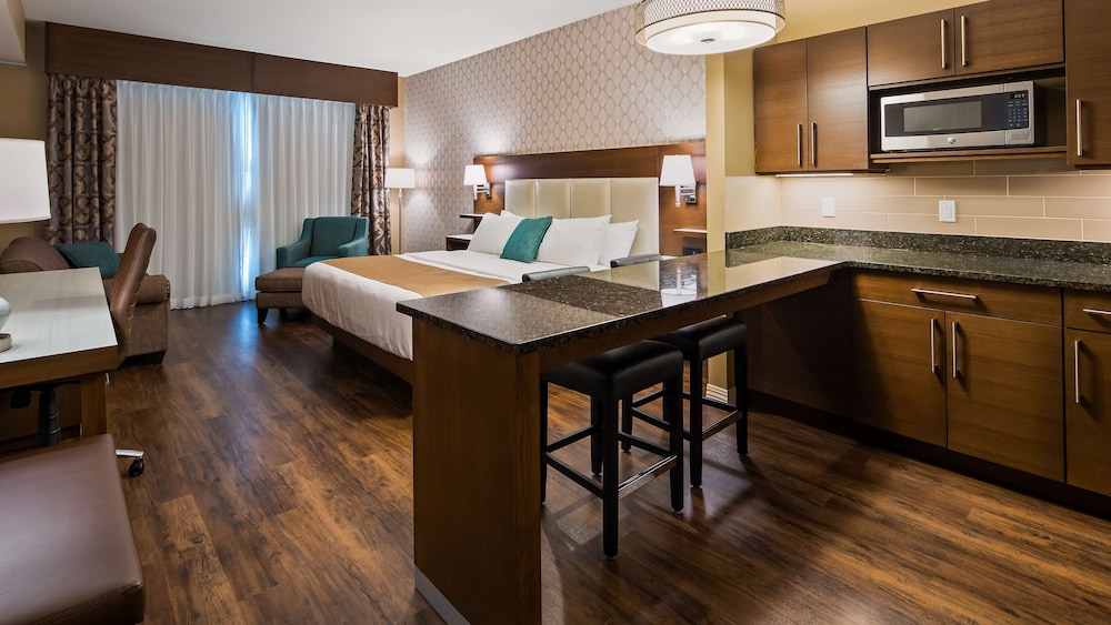 Best Western Plus St. John s Airport Hotel and Suites 35/36