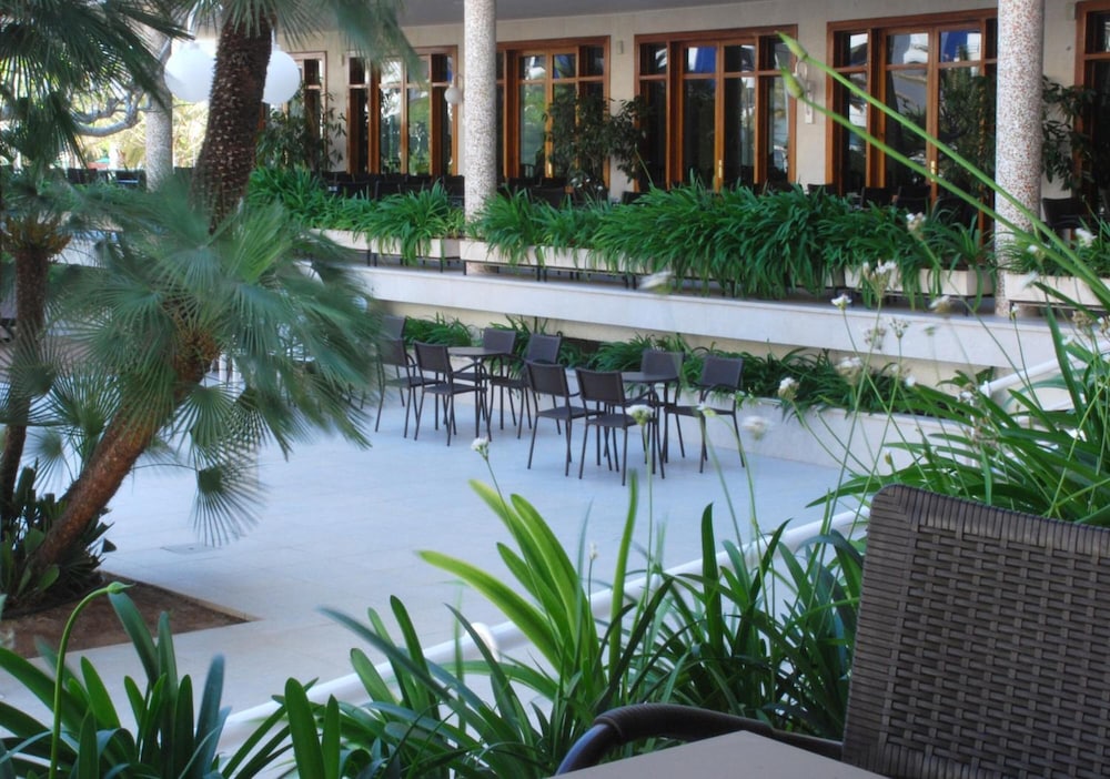 Hotel Los Robles 1/33